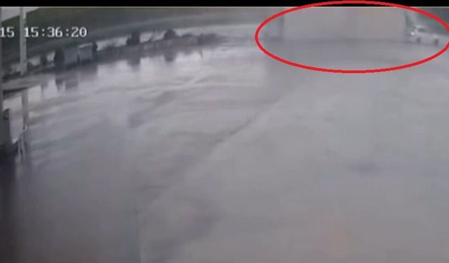 Diyarbakır'da TIR otomobilin üzerine devrildi