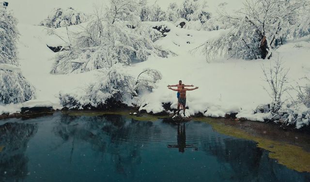 Eksi 5 derecede mineralli gölde yüzdüler