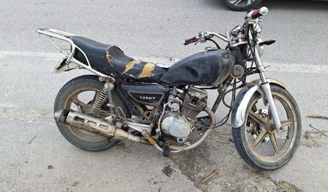 Emniyete imza vermeye plakasız motosikletle gitti