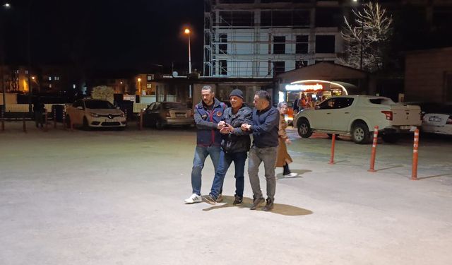 Ev hapsi cezasını ihlal etti, dolmuşta yakalandı