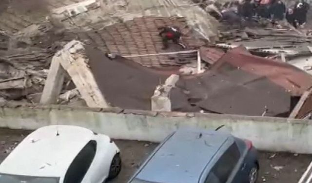 Fatih'te 2 bina çöktü