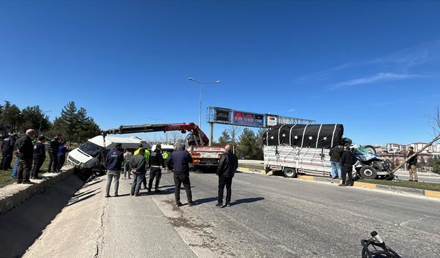 Gaziantep'te minibüs ve kamyonet çarpıştı