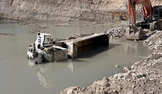 Hafriyat kamyonunun şoförü öldü