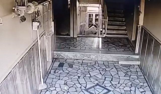 Kamerayı fark eden hırsız soygundan vazgeçti