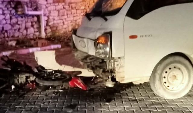 Kamyonetle Çarpışan Motosikletteki 2 Kişi Yaralandı