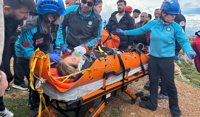 Kayalıktan Düşen Kadını Sırtlarında Taşıdılar
