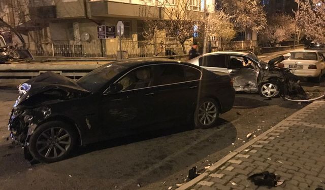 Kayseri'de iki otomobil çarpıştı: Yaralılar var