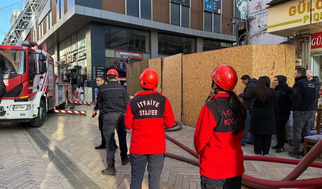 Kocaeli'de iş merkezinin deposunda yangın!