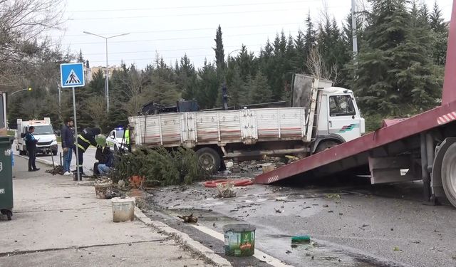 Kocaeli'nde rampada kayan kamyon çıkıp devrildi