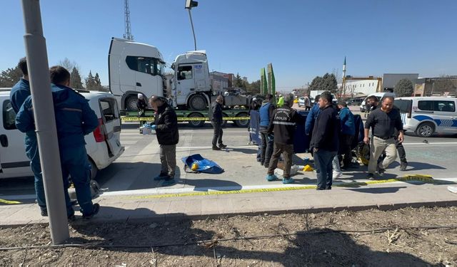 Motosiklet ve hafif ticari araç çarpıştı