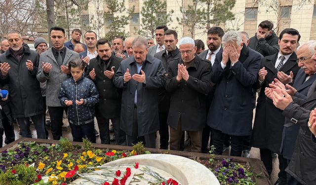 Mustafa Destici, Yazıcıoğlu'nun kabrini ziyaret etti