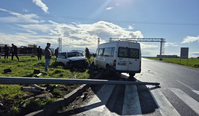 Öğrenci Servis Minibüsü ile Otomobil Çarpıştı