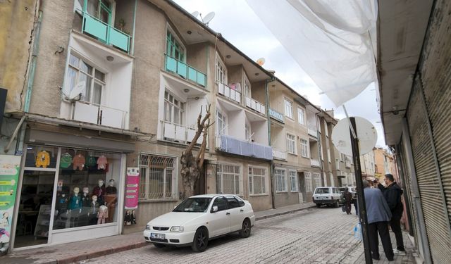 Öldürdüğü babasının cansız bedeniyle kaldı