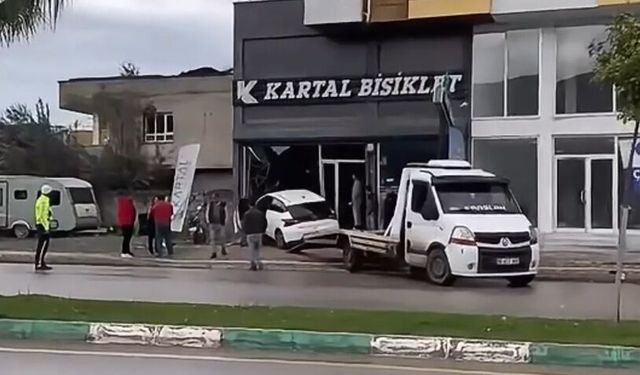 Osmaniye'de otomobil iş yerine daldı