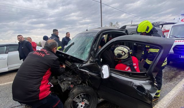 Osmaniye'de otomobil ve hafif ticari araç çarpıştı