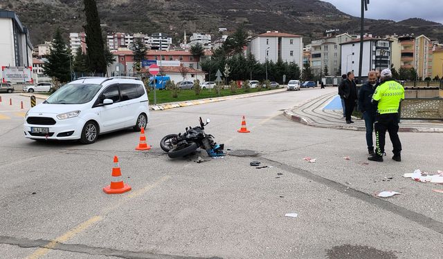 Otomobil ile Motosiklet Çarpıştı