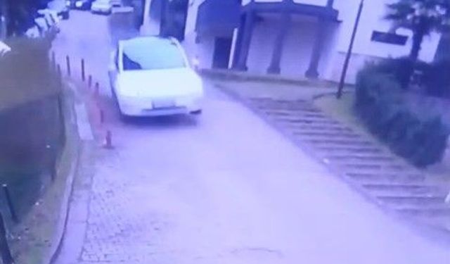 Otomobil, sitenin demir kapısını kırdı