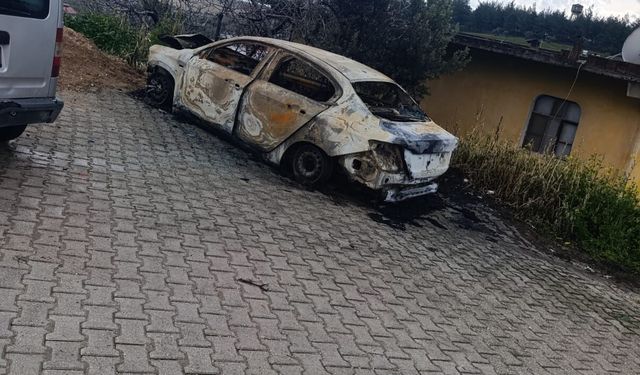 Otomobili kundaklayan kişi alevlerin arasında kaldı