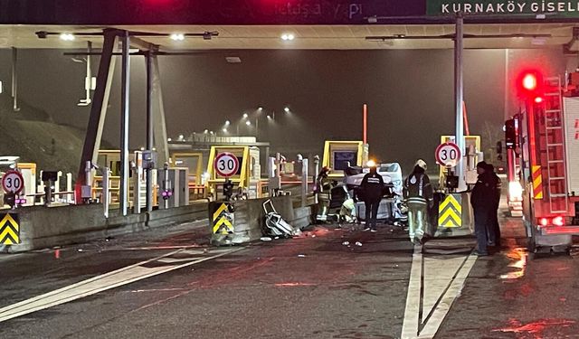 Pendik'te Otomobil Gişelere Çarptı