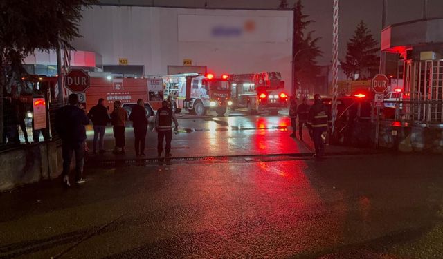 Raf imalatı yapılan fabrikada çıkan yangın söndürüldü