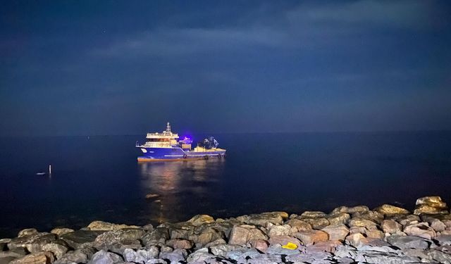 Rize’de balıkçı teknesi kayalıklara oturdu: Kaptan kurtarıldı