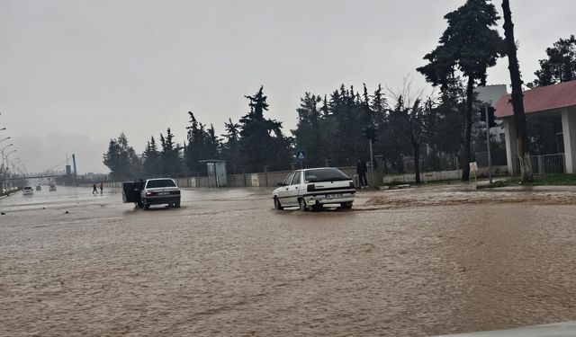 Şanlıurfa’yı sağanak vurdu: Sokaklar göle döndü, Balıklıgöl taştı