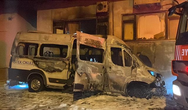 Sarıyer'de minibüsü alevler sardı