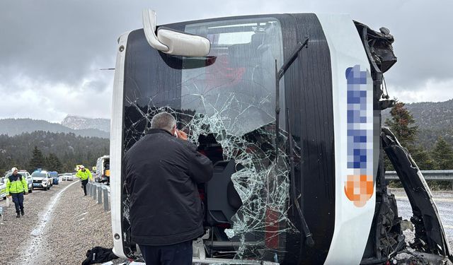 Seydişehir'de yolcu otobüsü devrildi