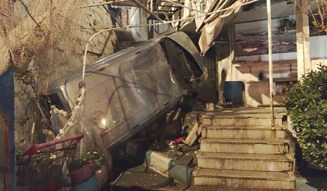 Silivri'de Araç 5 Metre Yükseklikten Düştü