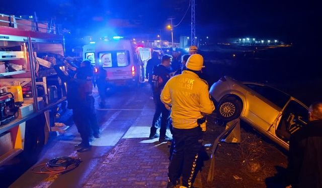 Sivas'ta Otomobil Bariyerlere Çarptı