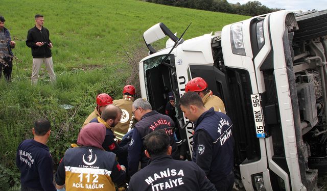 Tanker, yağmur suyu tahliye kanalına devrildi