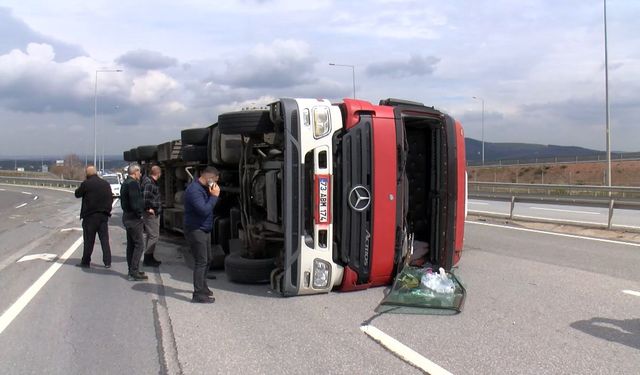 TIR virajı alamayınca devrildi