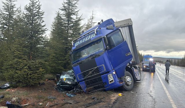 TIR'ın çarptığı otomobil sürükledi