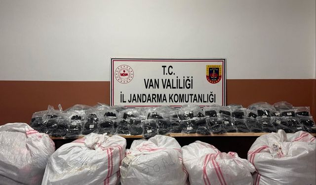 Van'da gümrük kaçağı eşyalar ele geçirildi