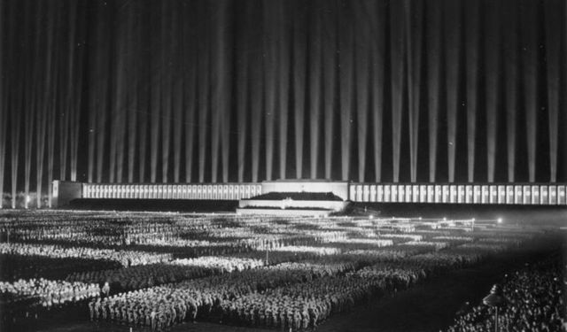 Demokrasinin İntiharı: Nazilerin İktidara Yürüyüşü