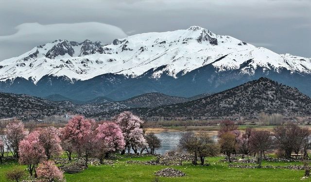 Beyşehir'de iki mevsimin güzelliği bir arada yaşanıyor