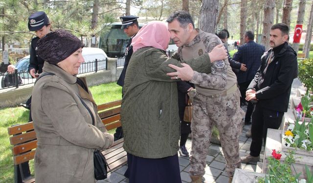 Polis Şehitliği'nde tören gerçekleştirildi