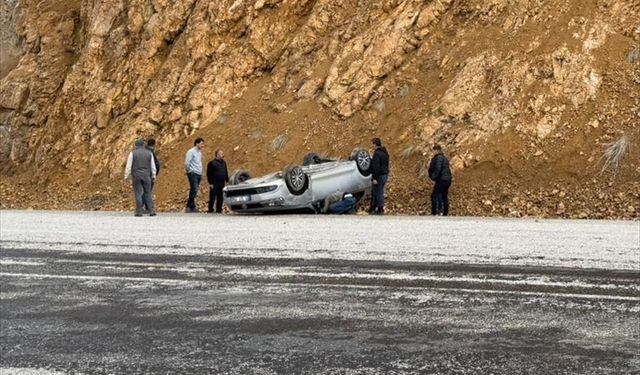 Sivas'ta otomobil devrildi: 3 yaralı
