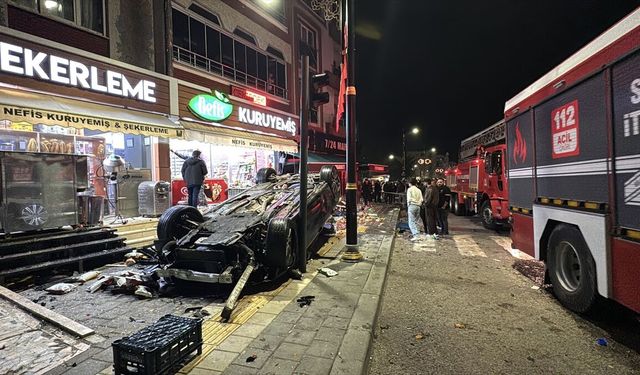 Sivas'ta otomobil kazası: 2 iş yerinde hasar