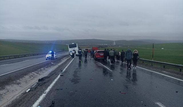 Aksaray'da feci kaza: Yolcu otobüsü 10 araca çarpıp durabildi