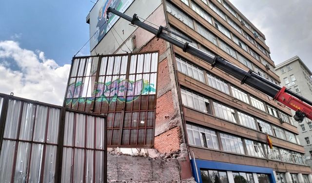 Ankara Altındağ'da bariyer caddeye devrildi: 3 yaralı