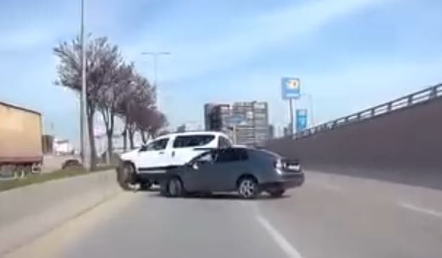 Ankara'da korkutan otomobil kazası