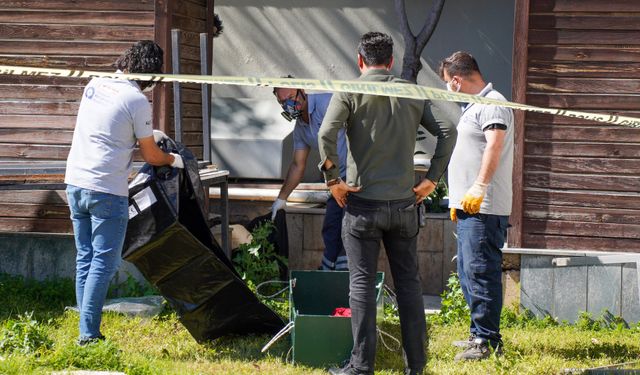 Antalya'da Parkta Ceset Bulundu