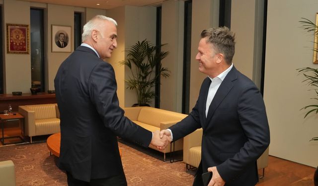 Bakan Ersoy, tur operatörleri ile görüşme gerçekleştirdi