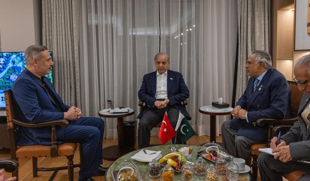 Bakan Fidan, Pakistan Başbakanı ile bir araya geldi