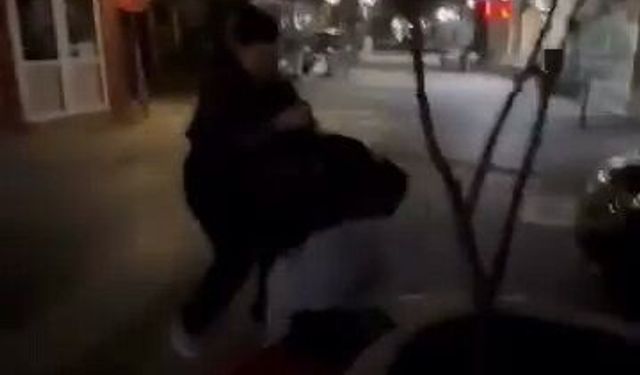 Bursa'da genç kızlar saç saça kavga etti