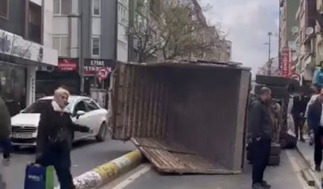 Demir boşaltan kamyonun damperi devrildi