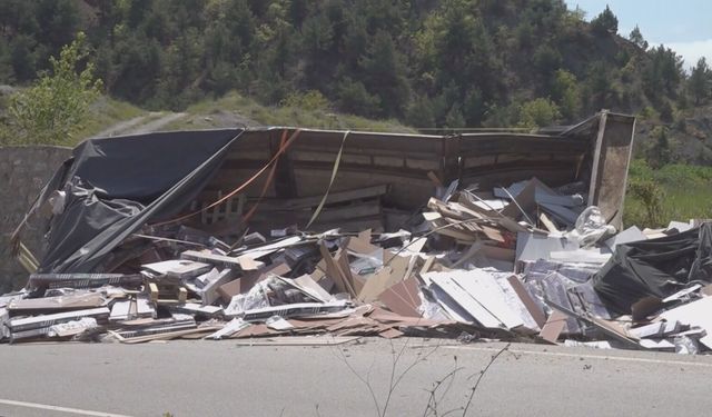 Devrilen parke yüklü TIR'ın sürücüsü hayatını kaybetti