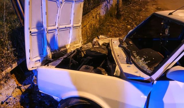 Ehliyetsiz ve alkollü sürücü istinat duvarına çarptı