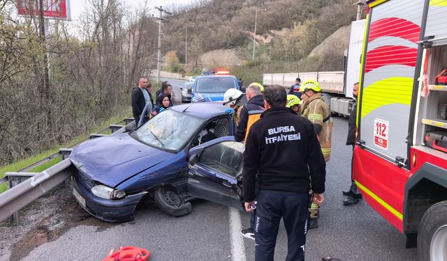 Epilepsi nöbeti geçiren otomobil şoförü bariyerlere çarptı